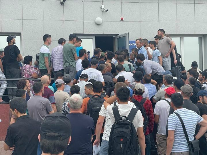 В Татарстане могут обнулить долю мигрантов в такси и охранных услугах