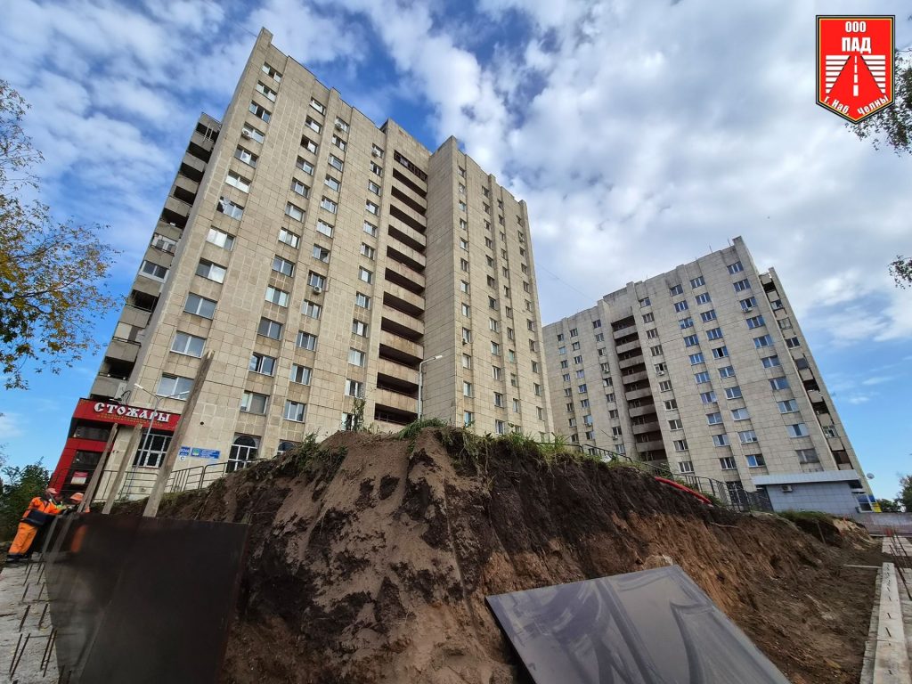 В Набережных Челнах у дома 23/11А строят новую опорную стену