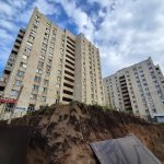 В Набережных Челнах у дома 23/11А строят новую опорную стену