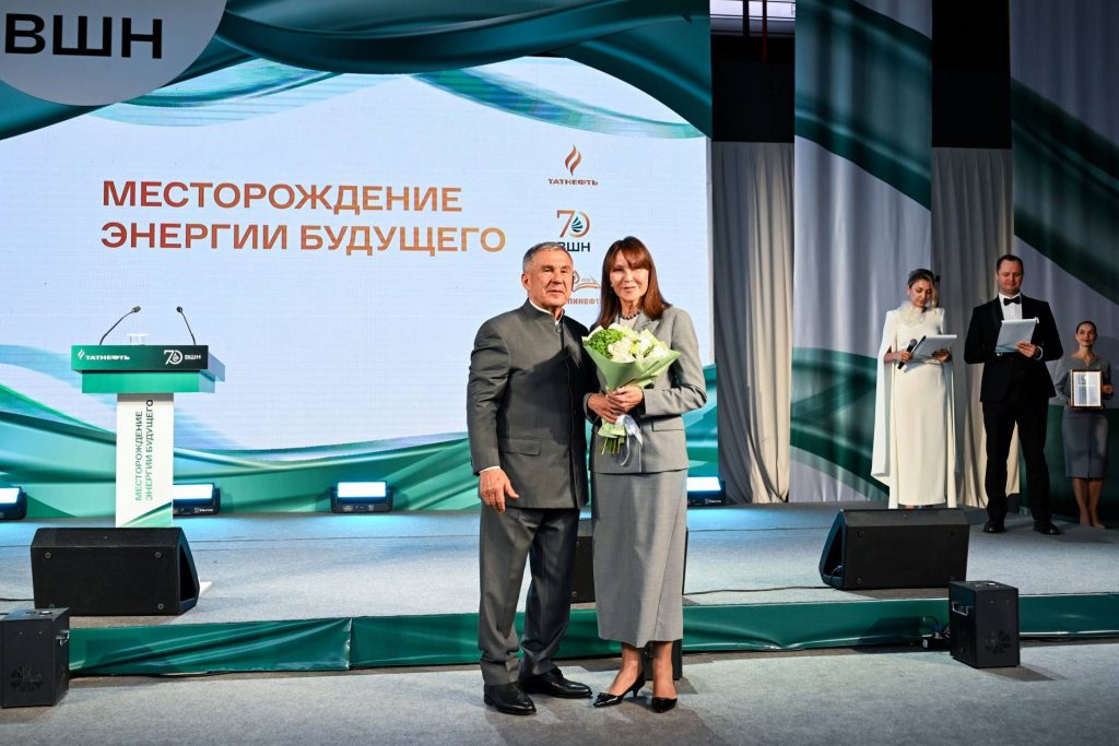 Минниханов в Альметьевске вручил госнаграды сотрудникам Высшей школы нефти и института ТатНИПИнефть