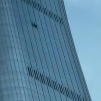 Самолет врезался в высочайший небоскреб Пекина – появилось ВИДЕО с места ЧП