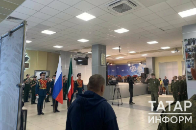 «Вернусь с гордо поднятой головой»: из Казани к местам службы отправляют призывников