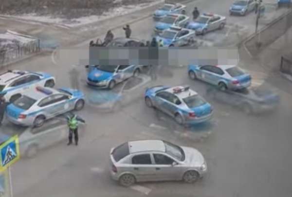 Десятки полицейских окружили автомобиль в Актобе (ВИДЕО)
