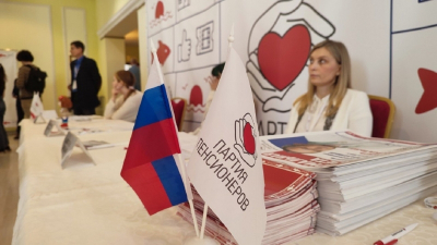 «Отступать некуда – за нами Россия»: как непарламентские партии провели съезды в РФ