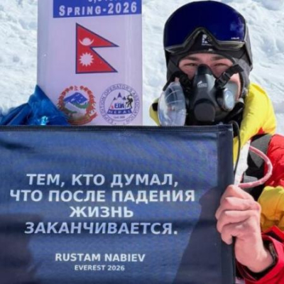 Рустам Набиев покорил Эверест, поднявшись на вершину на руках